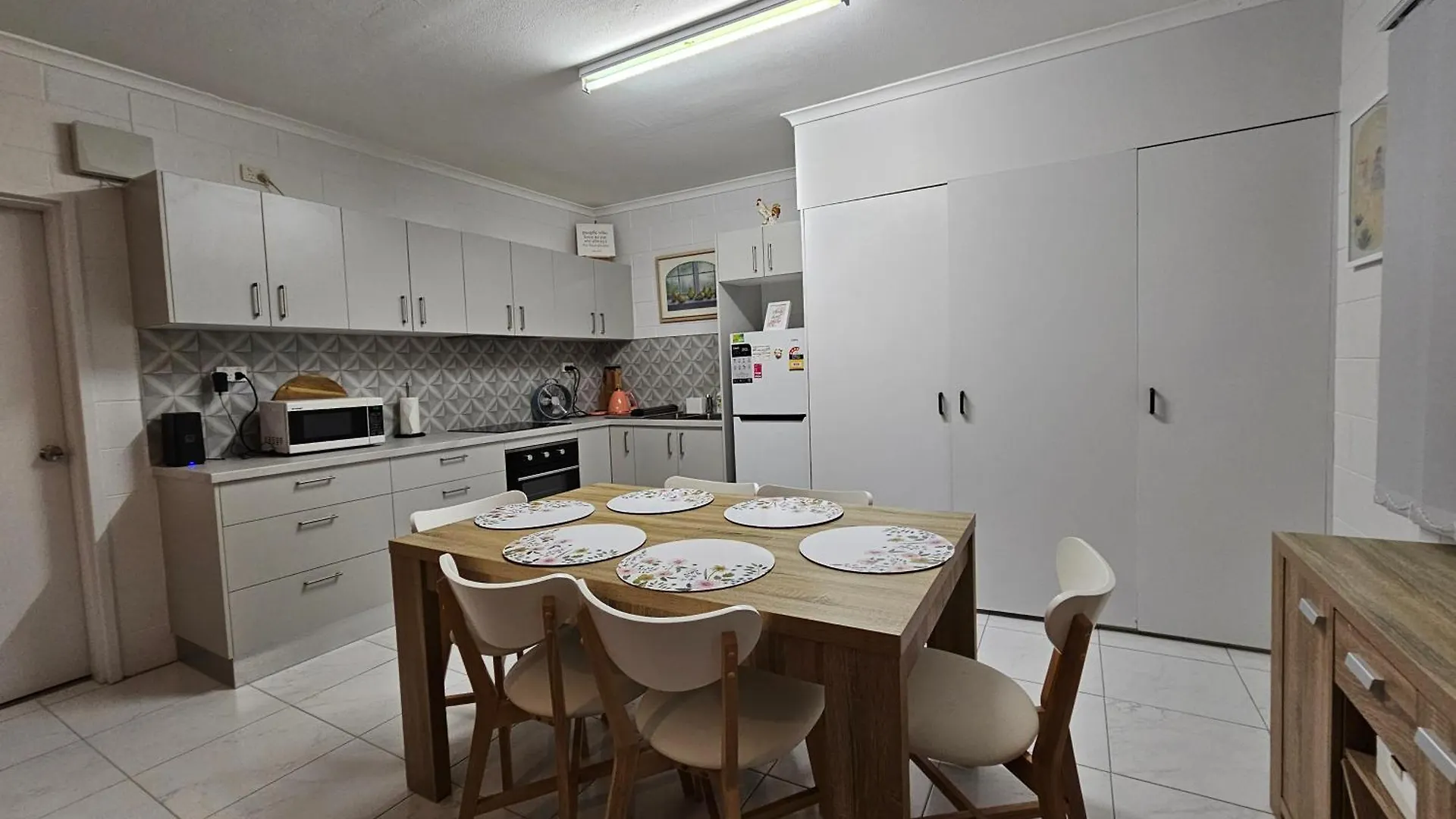 Stylish 2Br Apartment Retreat Westcourt Australia